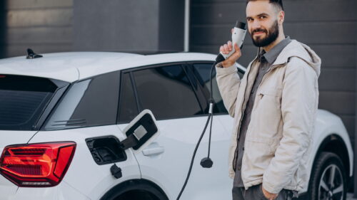 Wszystkie wiadomości - mezczyzna ladujacy samochod elektryczny przy domu scaled 1