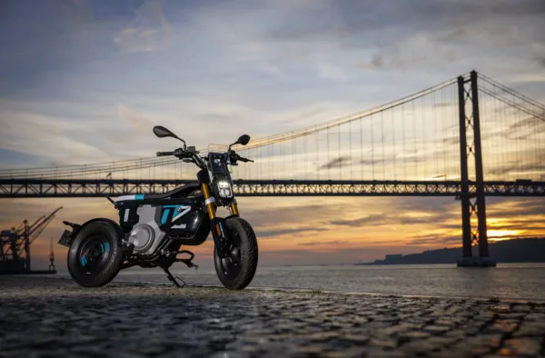 Testy i opinie - P90538196 highRes bmw ce 02 highline v scaled 1 jpg