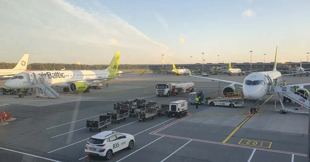 Niskoemisyjny transport lotniczy zredukuje ślad węglowy - embraier psnm fot epl jpg