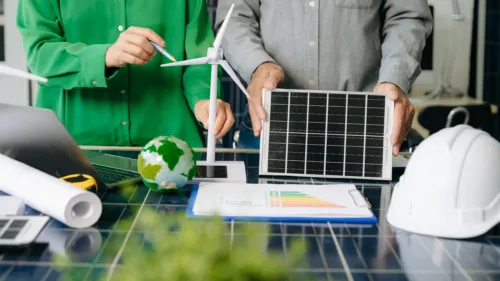 Wszystkie wiadomości - two engineers collaborate on solar and wind energy 2025 04 22 03 45 50 utc jpg