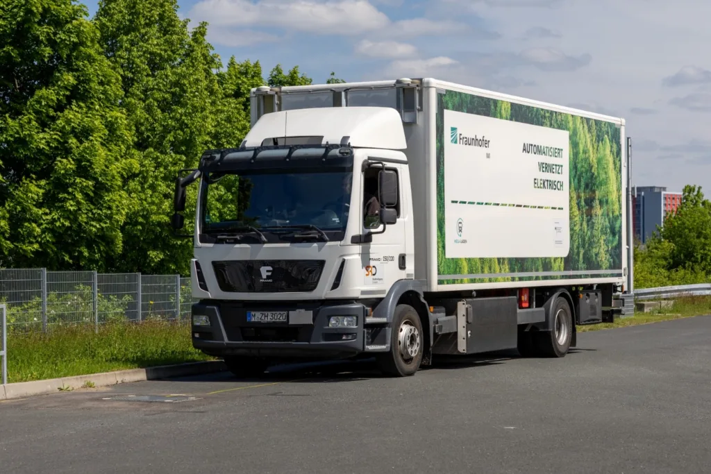 Nowość w ładowaniu elektrycznych ciężarówek - 1. Unterflur Ladesystem 0N7A3385