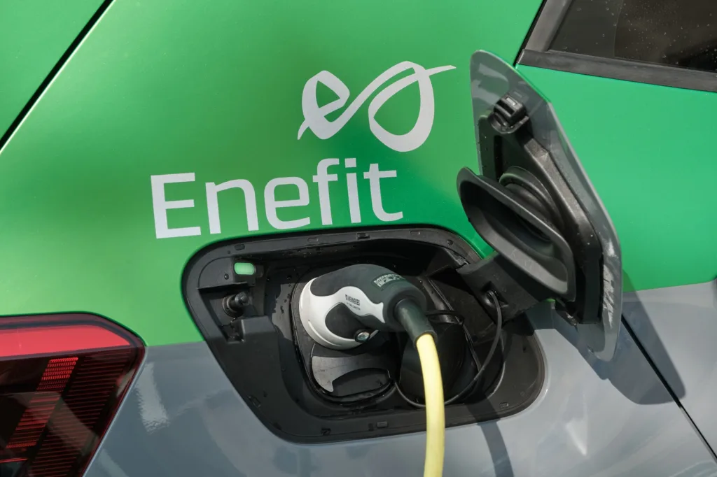 Stacje ładowania samochodów elektrycznych staną w gdyńskiej Rivierze - Enefit zbuduje stacje ladowania samochodow elektrycznych w Centrum Riviera w Gdyni KomunikatPrasowy