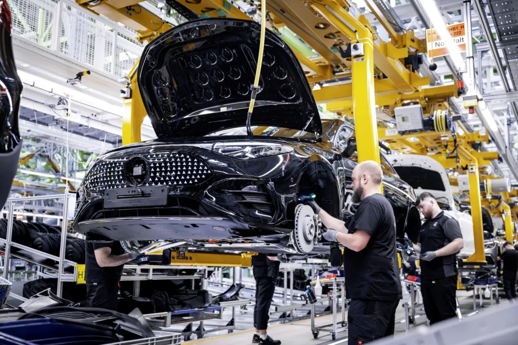 VDA podważa zakaz dla silników spalinowych w UE - Mercedes fabryka w Rastatt