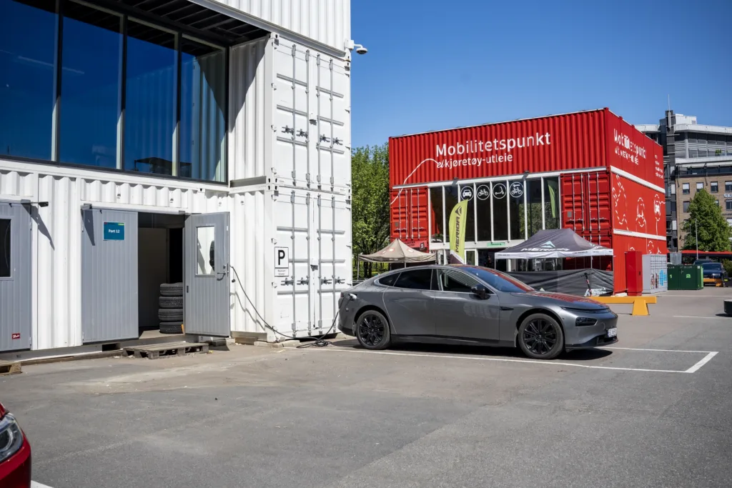 Pierwsza elektryczna śmieciarka podbija koło podbiegunowe Pierwsza elektryczna śmieciarka podbija koło podbiegunowe - Oslo 2 0045