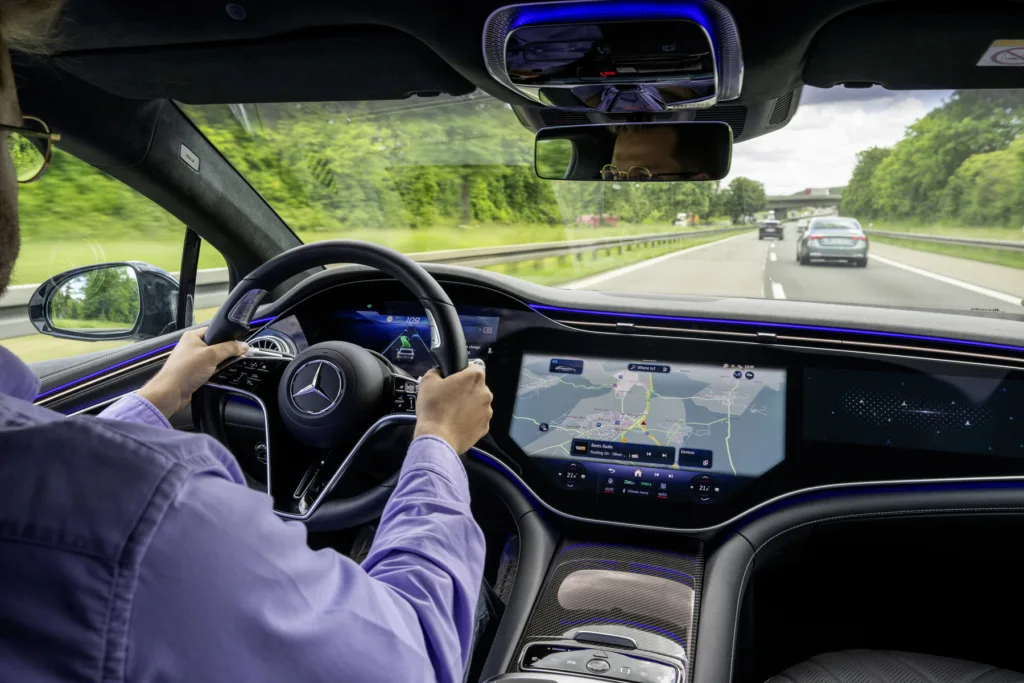 Mity i dezinformacja głównym problemem przeciwników elektromobilności Mity i dezinformacja głównym problemem przeciwników elektromobilności - autonomia mercedes 1