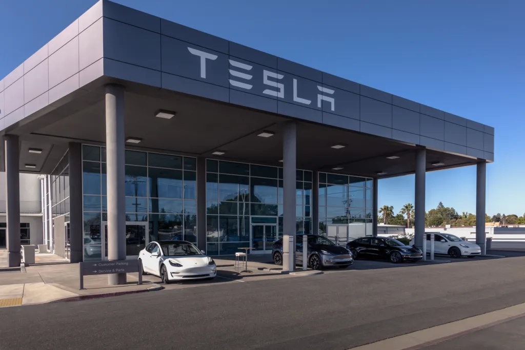 Jutro otwarcie nowego Centrum. Pod Wrocławiem   - tesla salon wroclaw 1