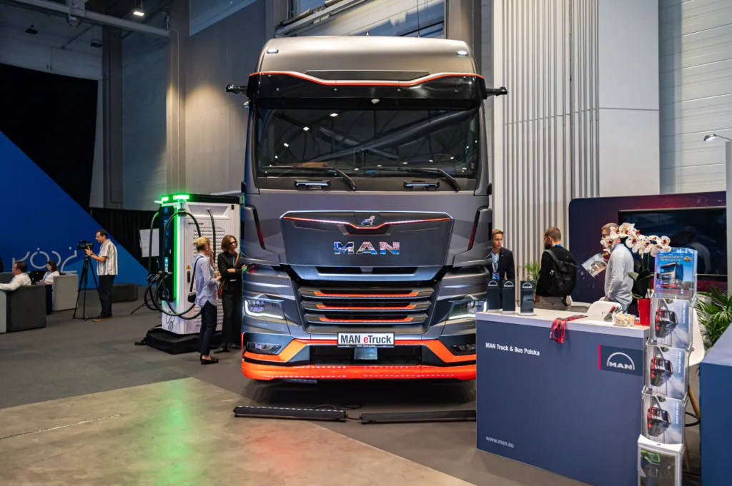 Transport i bezpieczeństwo energetyczne poza unijnymi priorytetami. Niestety - KNM stoiska 291