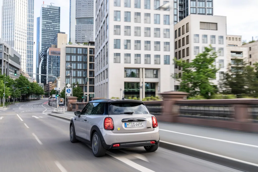 Co piąte auto w Niemczech nie przechodzi badania. Tesle zamykają usterkowe zestawienie - P90435794 lowRes mini cooper se 09 20