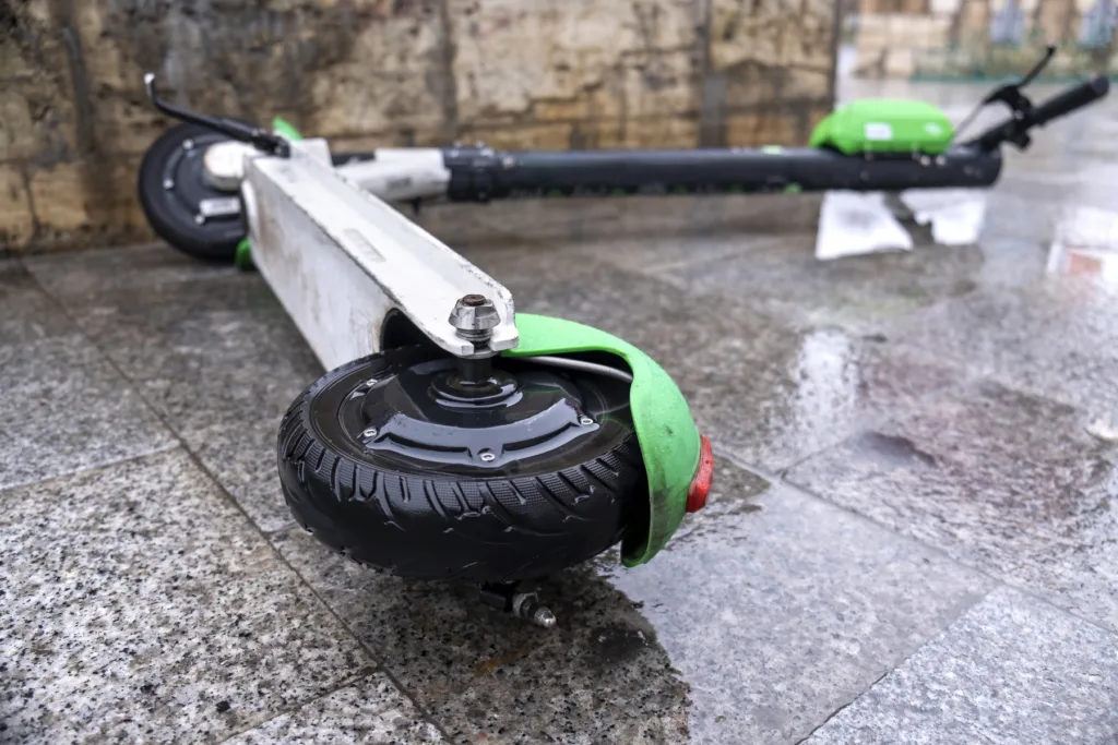 Czy jazda rowerem elektrycznym/hulajnogą w deszczu lub burzy jest bezpieczna? - deszcz hulajnoga bezpieczenstwo