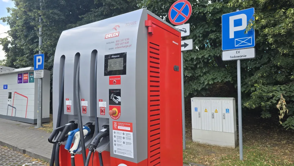 Liczba rejestracji „elektryków” po raz kolejny mocno w górę. Dolphin hitem sprzedażowym - orlen foto epla