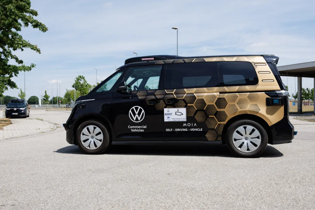 Tesla musi zapłacić ponad 240 mln USD odszkodowania. Powód? Wadliwy Autopilot - 230714VWN ID Buzz autonom fg11