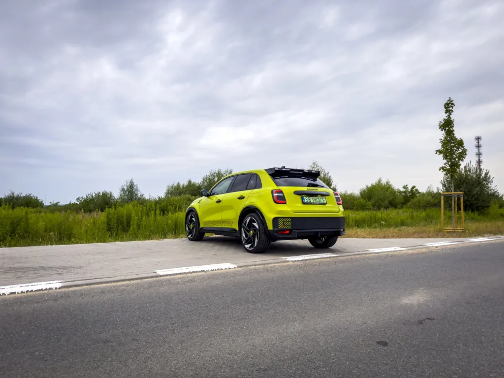 Abarth 600e Scorpionissima, czyli 280 KM w fenomenalnym kolorze - Abarth 600e