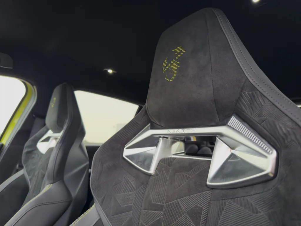 Abarth 600e Scorpionissima, czyli 280 KM w fenomenalnym kolorze - Abarth 600e 11