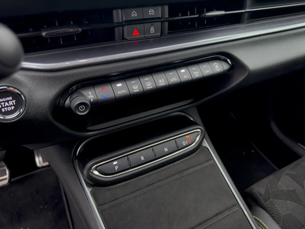 Abarth 600e Scorpionissima, czyli 280 KM w fenomenalnym kolorze - Abarth 600e 13