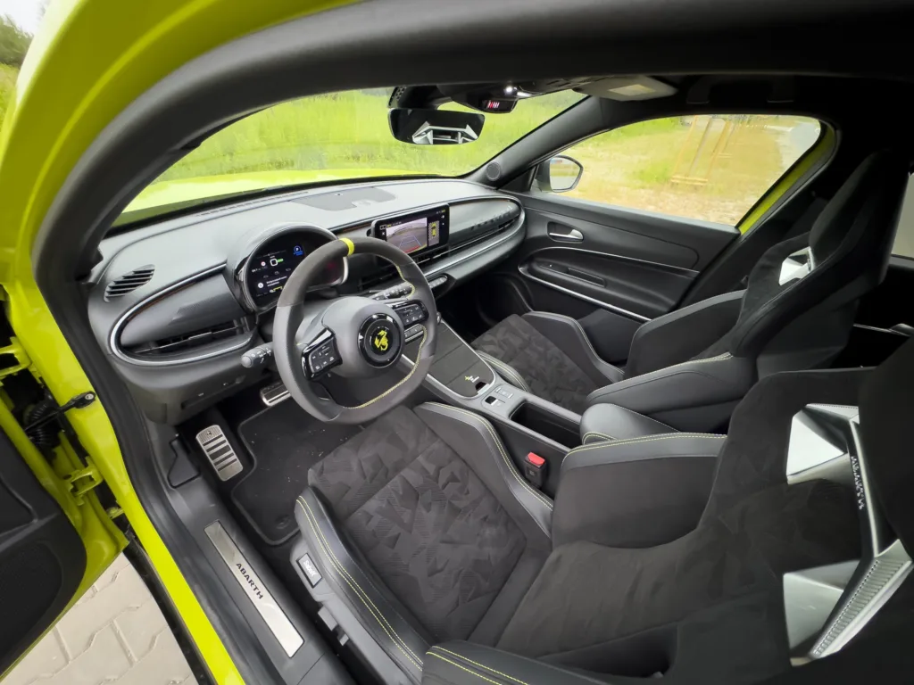 Abarth 600e Scorpionissima, czyli 280 KM w fenomenalnym kolorze - Abarth 600e 15