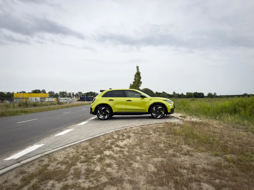 Abarth 600e Scorpionissima, czyli 280 KM w fenomenalnym kolorze - Abarth 600e 2
