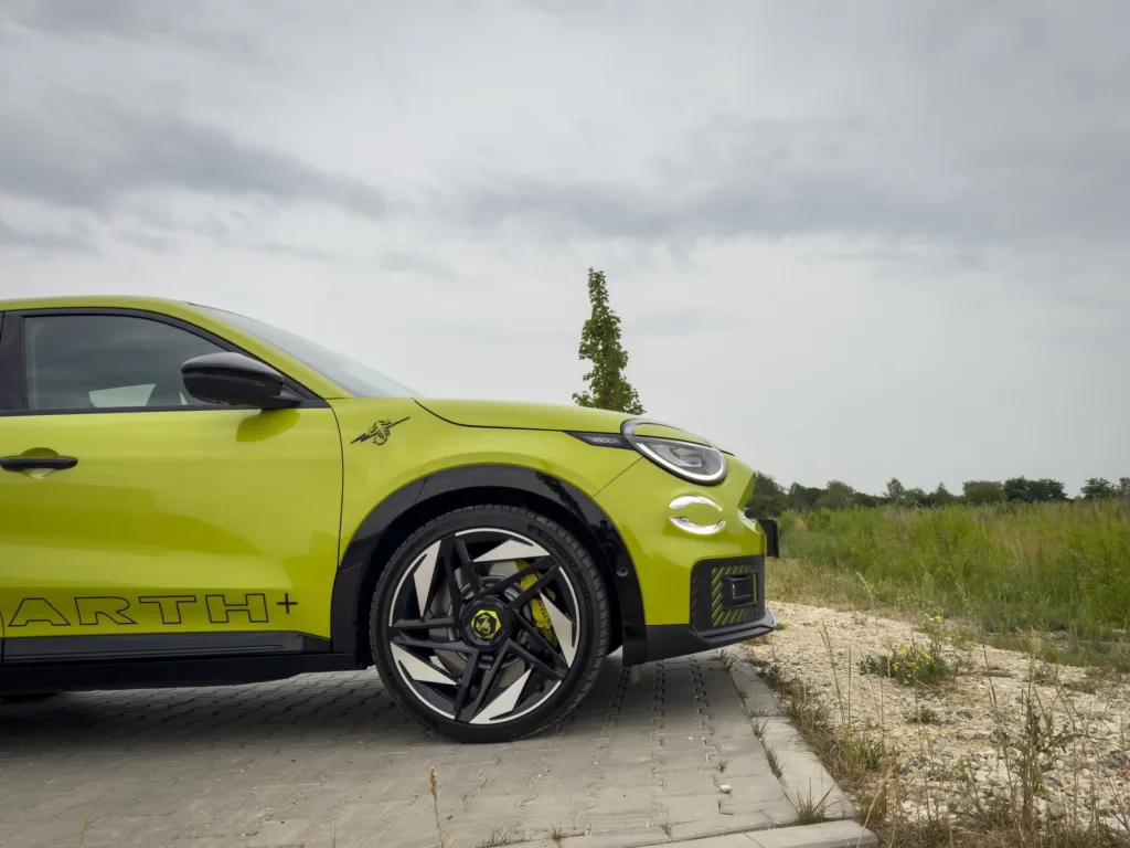 Abarth 600e Scorpionissima, czyli 280 KM w fenomenalnym kolorze - Abarth 600e 3