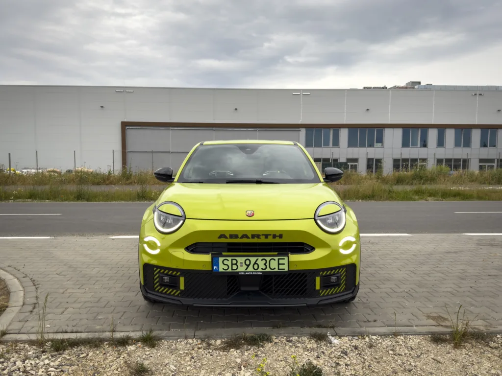 Abarth 600e Scorpionissima, czyli 280 KM w fenomenalnym kolorze - Abarth 600e 5