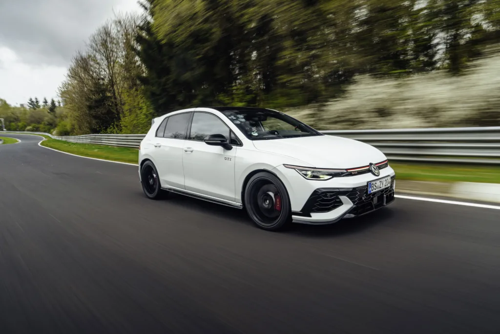 Europejczycy preferują neutralne kolory samochodów - DB2025AU00839 large