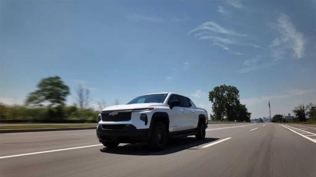 Chevrolet Silverado EV z zasięgowym rekordem świata - GM rekord zasieg
