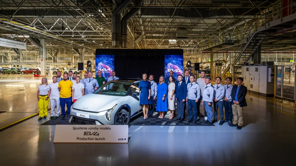 Elektryczny EV4 zjeżdża już z taśm fabryki na Słowacji - Kia EV4 start of production Slovakia 01