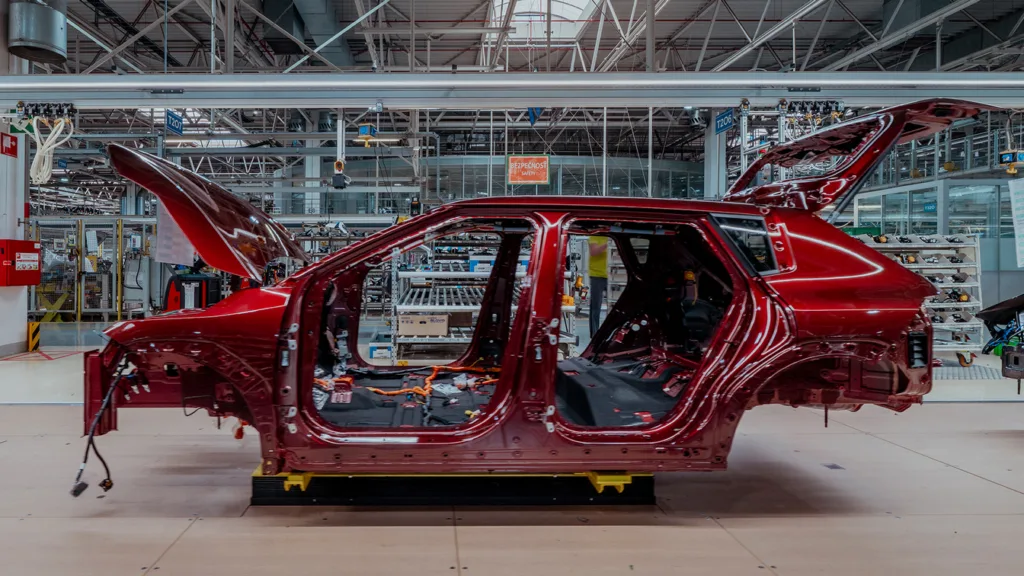 Elektryczny EV4 zjeżdża już z taśm fabryki na Słowacji - Kia EV4 start of production Slovakia 04