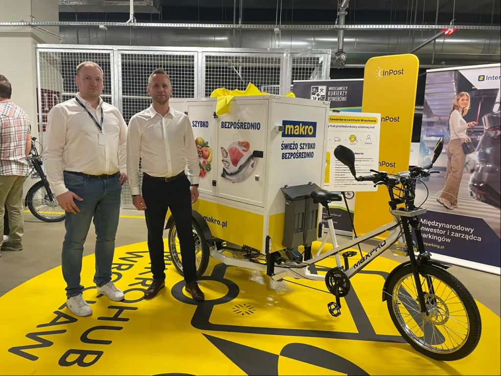 Elektryczne MaxPro EcoCargo 90 dostarczą żywność z MAKRO Elektryczne MaxPro EcoCargo 90 dostarczą żywność z MAKRO - Rafal TarnackiProduct Innovations Manager w Arval i Damian Franczak Regional Transport Manager w Makro