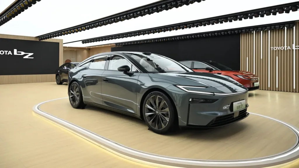 Toyota przestawia zwrotnicę i zapowiada bateryjnego sedana - Toyota bZ7 2025 05 1400x788 1