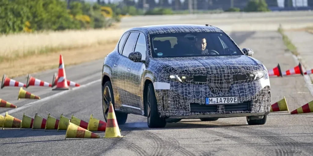 BMW iX3 nadjeżdża. Co wiemy o elektrycznym SUV-ie? - bmw ix3 3