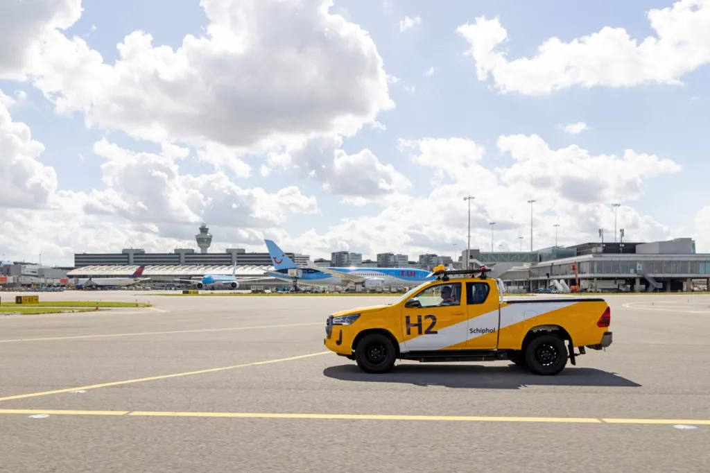 Wodorowy Hilux w służbie lotniska Schiphol. Testy w Holandii Toyota Hilux