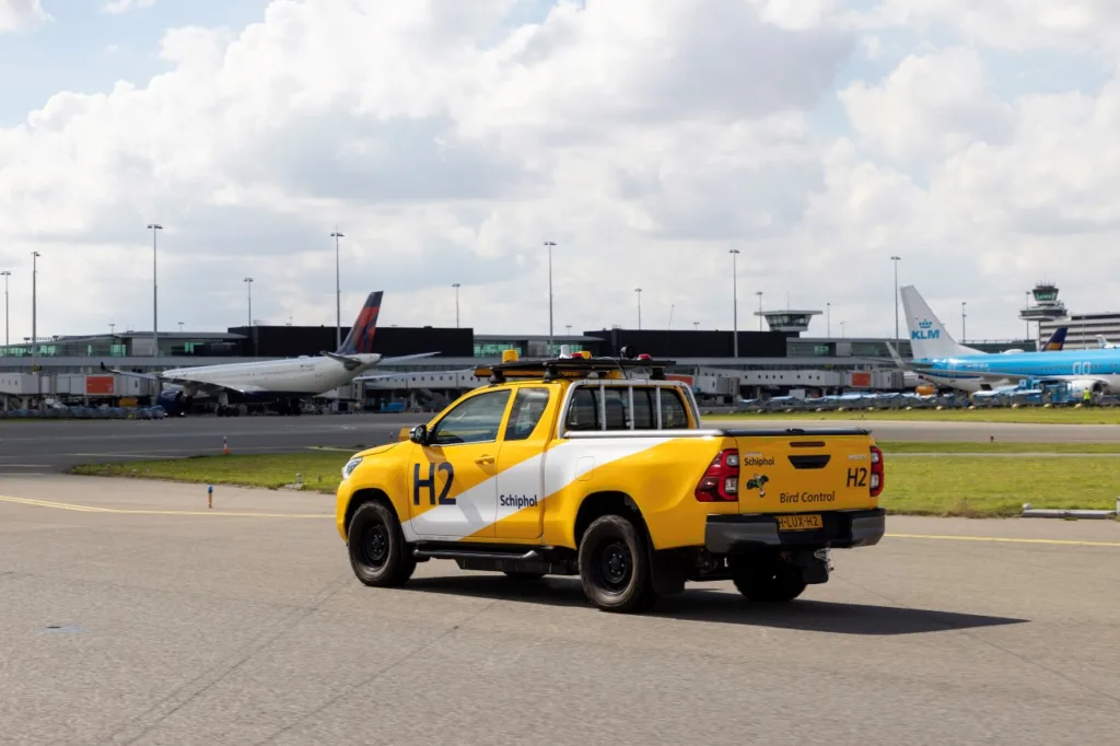 Wodorowy Hilux w służbie lotniska Schiphol. Testy w Holandii Wodorowy Hilux w służbie lotniska Schiphol. Testy w Holandii - 02 Toyota Hilux op schiphol