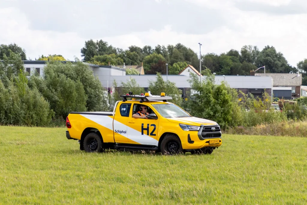 Wodorowy Hilux w służbie lotniska Schiphol. Testy w Holandii Wodorowy Hilux w służbie lotniska Schiphol. Testy w Holandii - 09 Toyota Hilux op schiphol