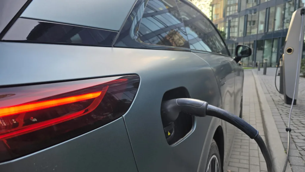 Buspasy nadal dla elektryków. Rząd przedłuża przywilej do 2027 roku - 20250822 063650