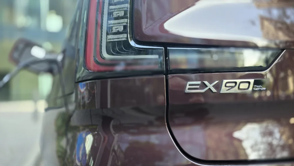 Volvo EX90: krótszy czas ładowania i nowe systemy od roku modelowego 2026 - 20250905 075906