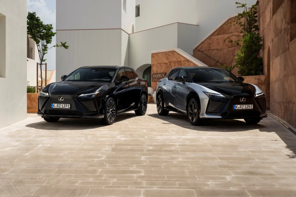 Lexus RZ po modernizacji wyceniony. Start od 237 800 zł Lexus RZ po modernizacji wyceniony. Start od 237 800 zł - 2025rzgraphiteblackandsonicplatinum01