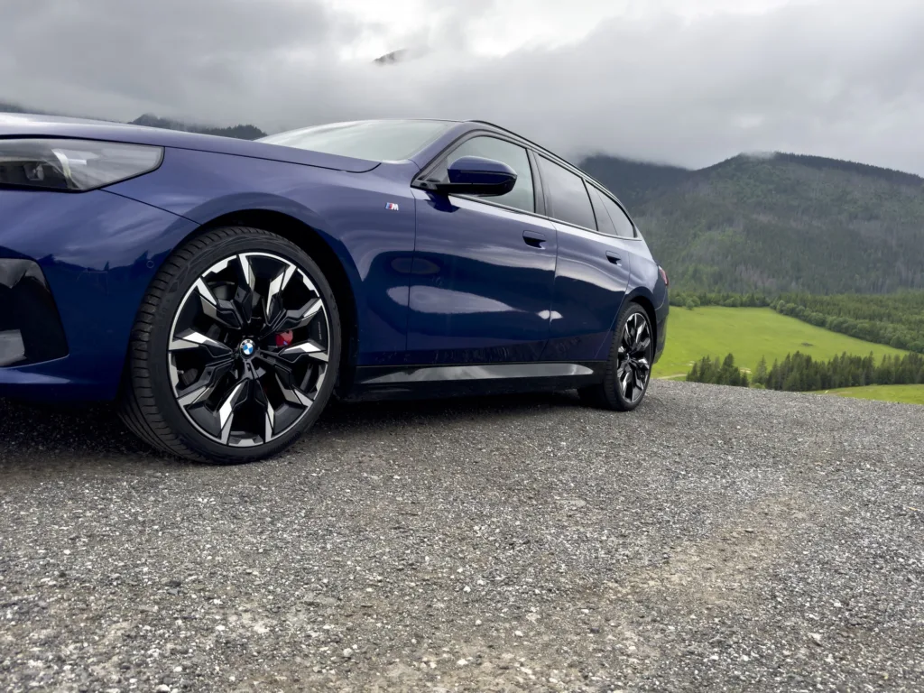 BMW i5 Touring xDrive 40: Alternatywa dla rodzinnych SUVów - BMW I5 5