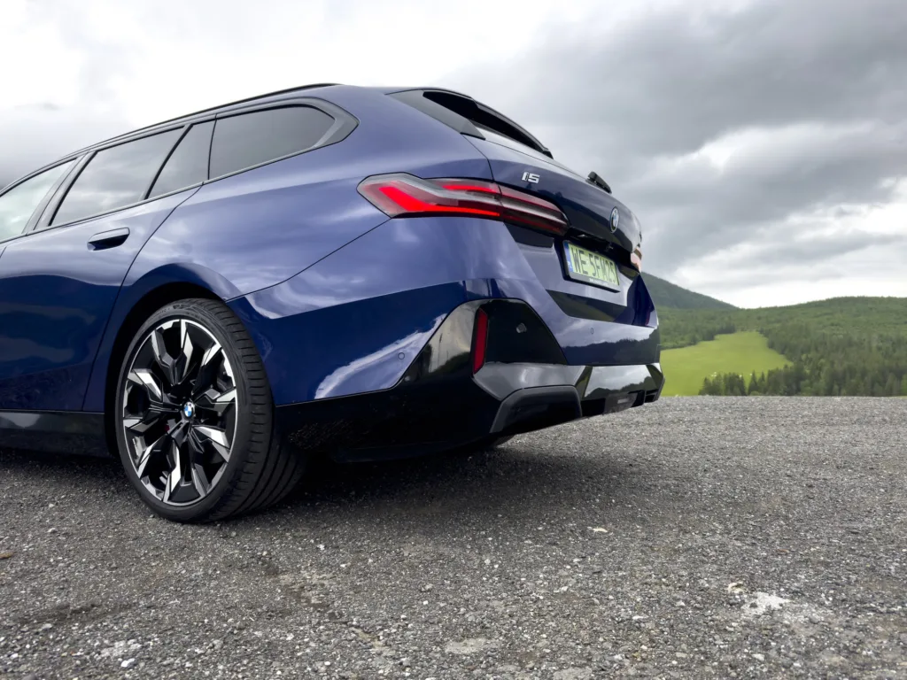 BMW i5 Touring xDrive 40: Alternatywa dla rodzinnych SUVów - BMW I5 9