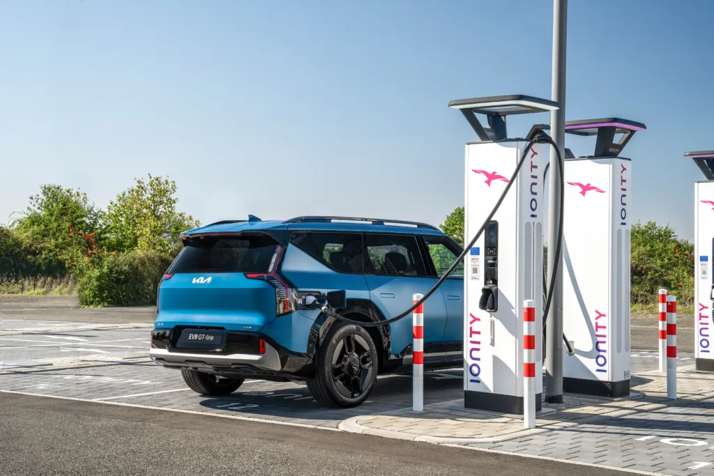 Karta roamingowa czy producencka? Różnice są widoczne - kia ev9 charging technology PlugCharge print 3600x2400 1