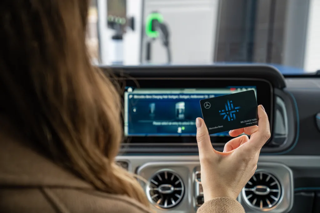 Karta roamingowa czy producencka? Różnice są widoczne - mb.charge roaming czy karta mercedes