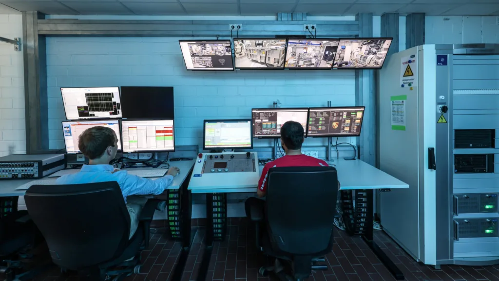 Porsche testuje elektryczne Cayenne. Również cyfrowo Porsche testuje elektryczne Cayenne. Również cyfrowo - porsche cayenne 2 testy