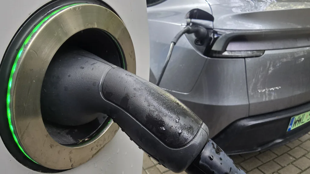 Supercharger w Poznaniu obsługuje auta innych marek. Ceny? Konkurencja może mieć problem - tesla multipass