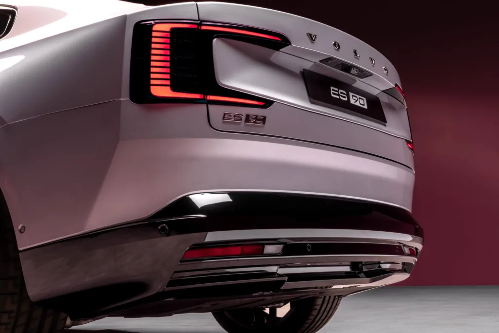 Volvo ES90: Elegancja i 800 V w elektrycznej limuzynie - 342409 Volvo ES90 Exterior scaled 1