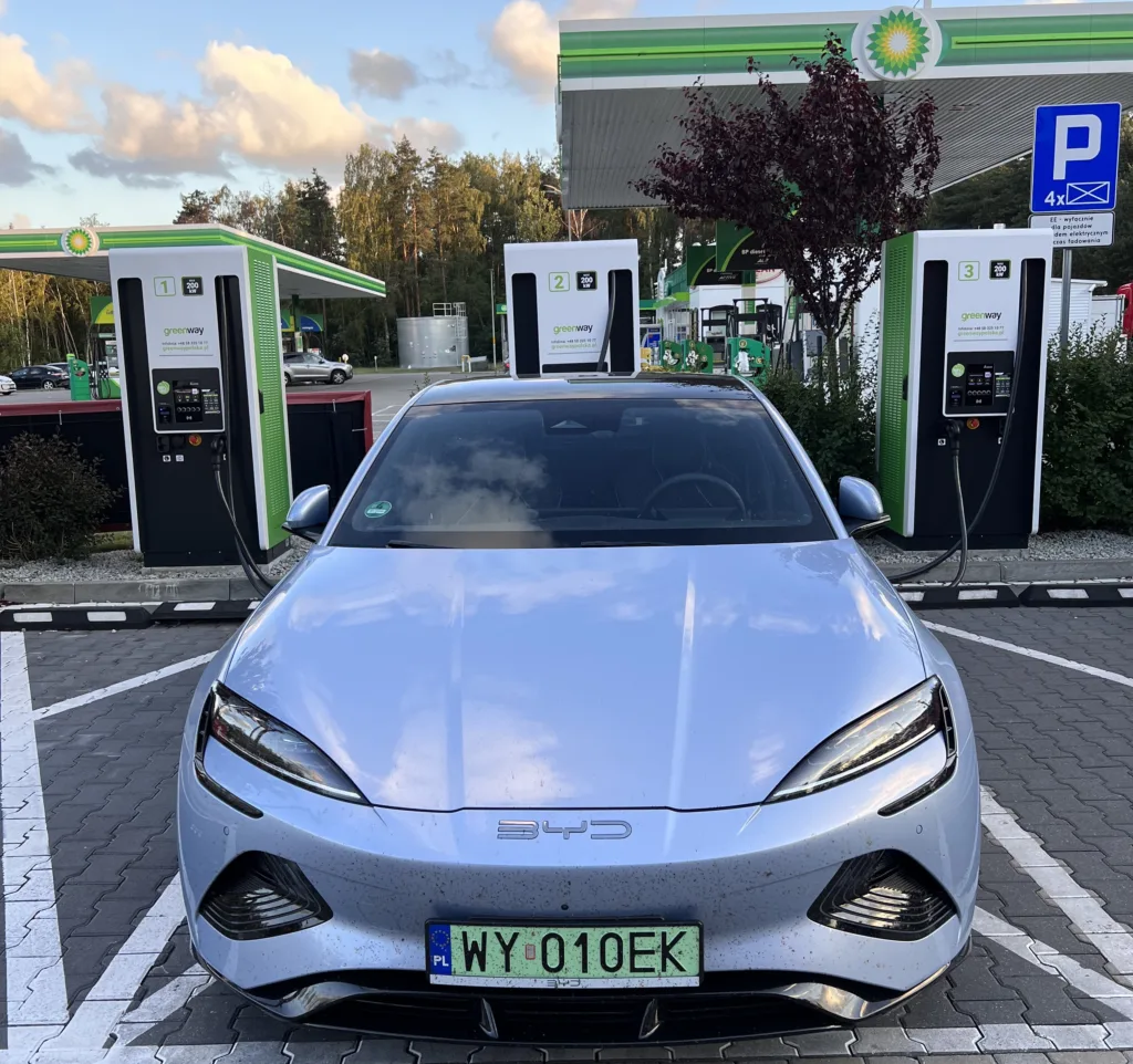 BYD i Tesla wygrywają na światowym rynku. Geely z imponującym wzrostem - BYD rekord w Brytanii