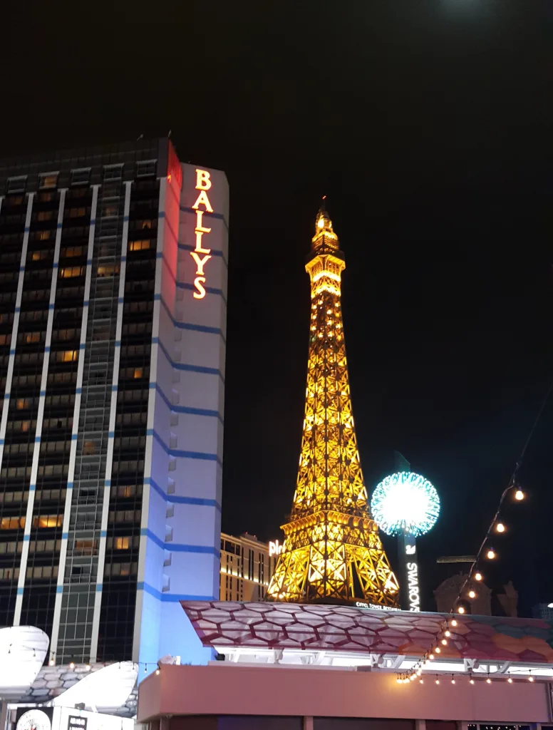 Cybertruck: Policyjny pogromca z przyszłości wyjeżdża na ulice Las Vegas - Cybertruck policja vegas 4