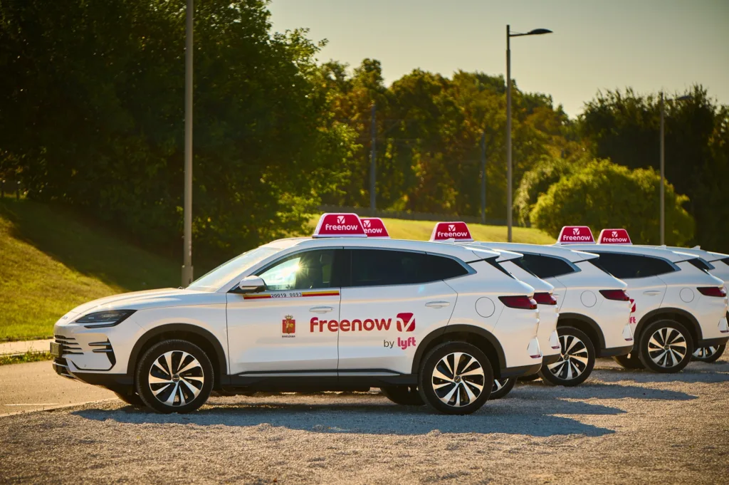 BYD zasili flotę Freenow by Lyft  - Freenow by Lyft i BYD nawiazuja strategiczne partnerstwo na polskim rynku taxi Material prasowy