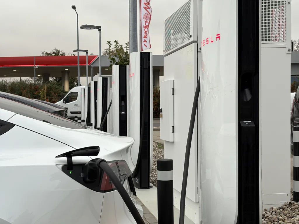 Nowy Supercharger w Warszawie już otwarty. Kierowcy rozczarowani prędkością ładowania - IMG 6433