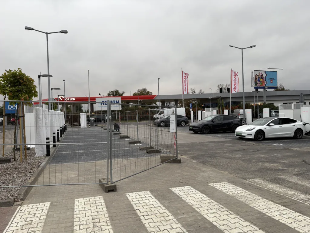 Nowy Supercharger w Warszawie już otwarty. Kierowcy rozczarowani prędkością ładowania - IMG 6435
