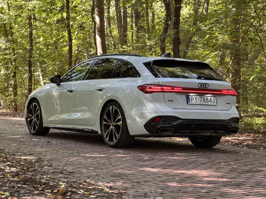 Audi A5 Avant e-hybrid tył 3/4