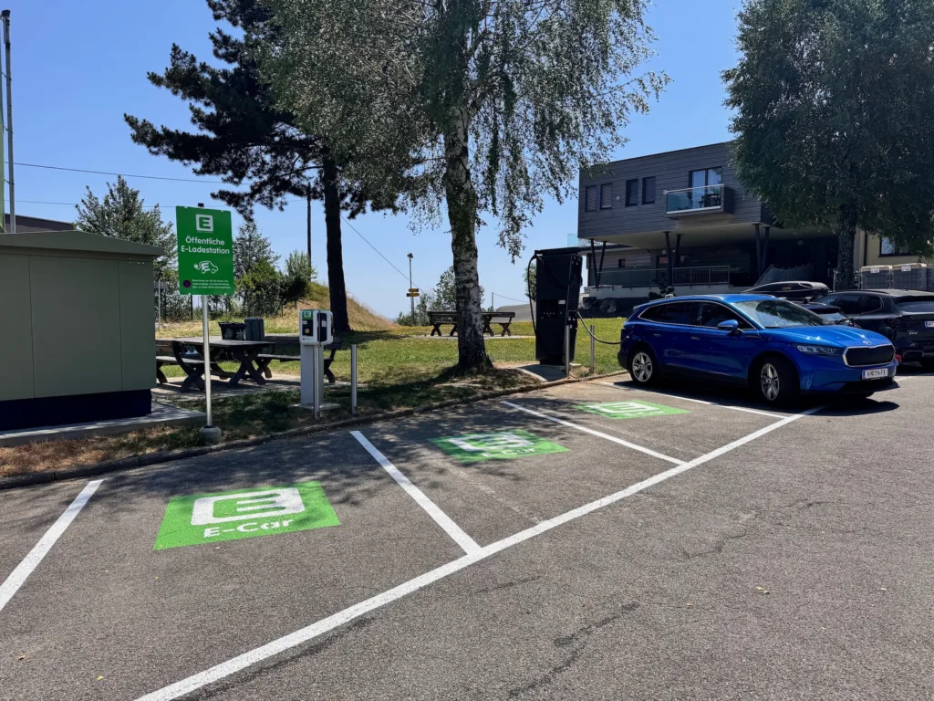 Stacje ładowania AC i DC na parkingu winnicy Mahorko