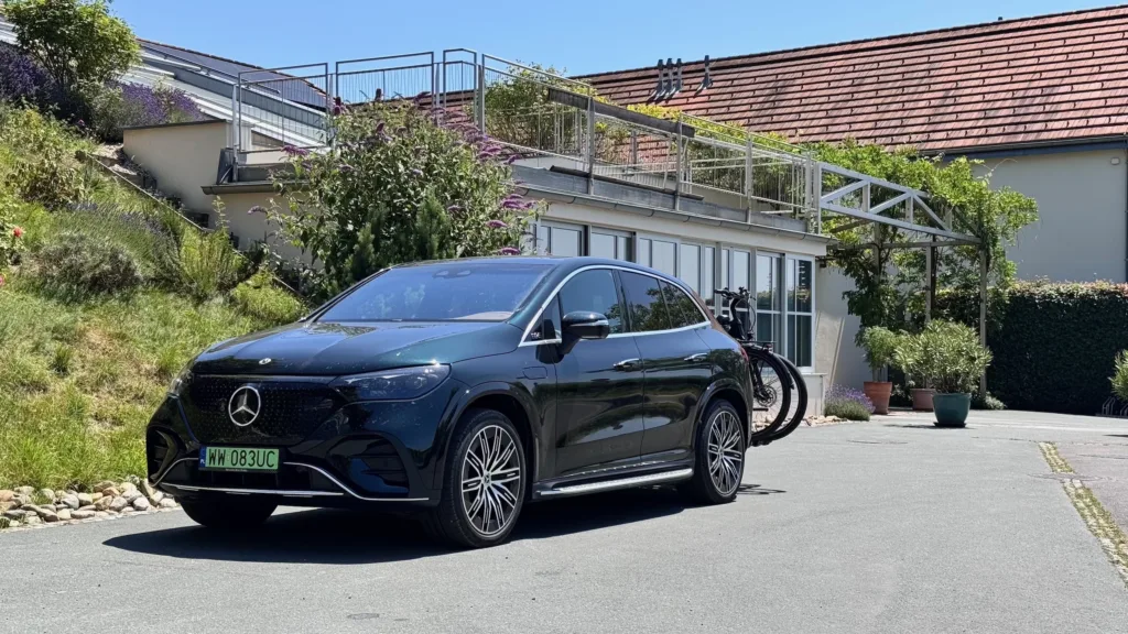 Samochód elektryczny Mercedes EQE SUV przed winnicą Gross w Austrii